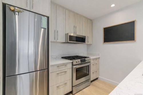 302-9864 Fourth St, Sidney, BC - Indoor Photo Showing Kitchen With Stainless Steel Kitchen With Upgraded Kitchen