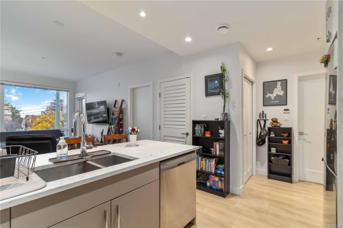 302-9864 Fourth St, Sidney, BC - Indoor Photo Showing Kitchen With Double Sink