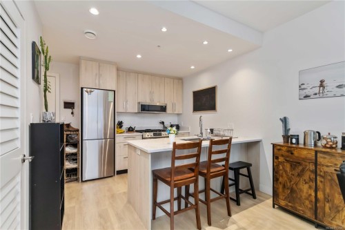 302-9864 Fourth St, Sidney, BC - Indoor Photo Showing Kitchen With Stainless Steel Kitchen