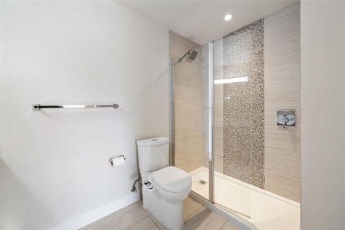 110-3815 Rowland Ave, Saanich, BC - Indoor Photo Showing Bathroom