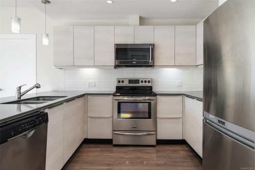 110-3815 Rowland Ave, Saanich, BC - Indoor Photo Showing Kitchen With Double Sink With Upgraded Kitchen