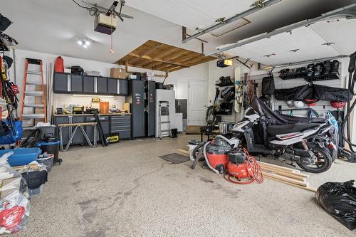 Garage - 614 Rue Du Sauvignon, Rosemère, QC - Indoor Photo Showing Garage