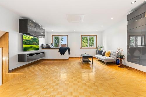 Mezzanine - 3370 Rue De L'Université, Longueuil (Saint-Hubert), QC - Indoor