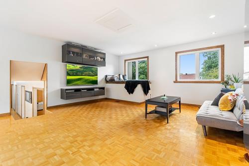 Mezzanine - 3370 Rue De L'Université, Longueuil (Saint-Hubert), QC - Indoor