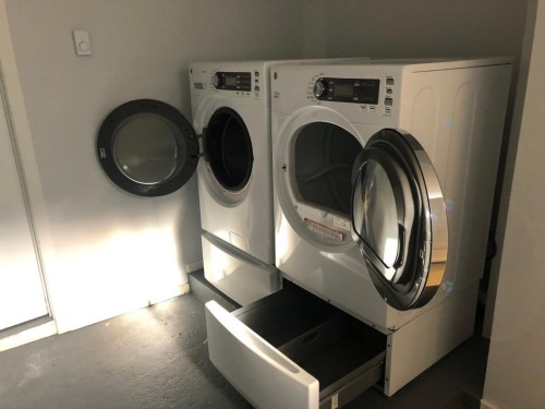 Salle de lavage - 15 Av. Laurelwood, Pointe-Claire, QC - Indoor Photo Showing Laundry Room