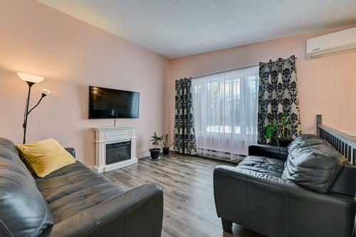 Salon - 773 Rue Julien, Laval (Sainte-Dorothée), QC - Indoor Photo Showing Living Room With Fireplace