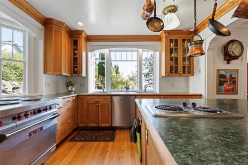 3045 Mcanally Rd, Saanich, BC 