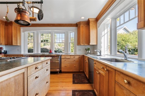 3045 Mcanally Rd, Saanich, BC 