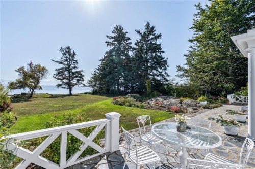 3045 Mcanally Rd, Saanich, BC 