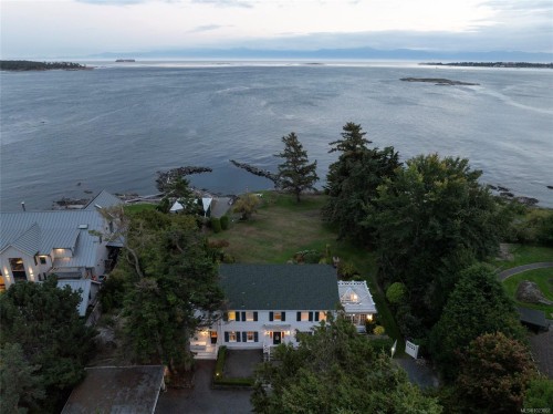 3045 Mcanally Rd, Saanich, BC 