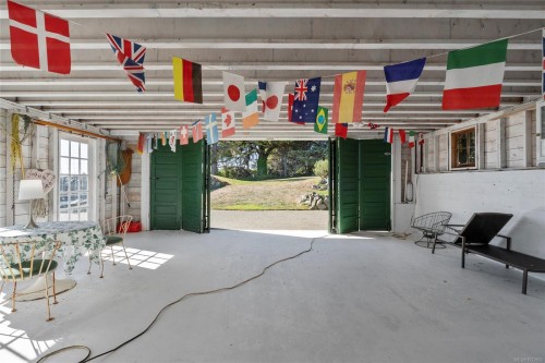 3045 Mcanally Rd, Saanich, BC 