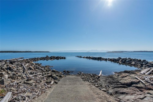 3045 Mcanally Rd, Saanich, BC 