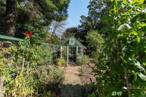 3045 Mcanally Rd, Saanich, BC 