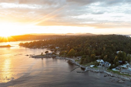 3045 Mcanally Rd, Saanich, BC 