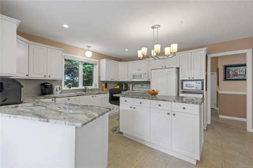 566 Crescent Rd West, Qualicum Beach, BC 