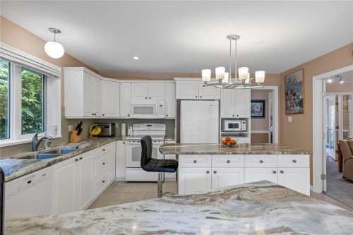 566 Crescent Rd West, Qualicum Beach, BC 