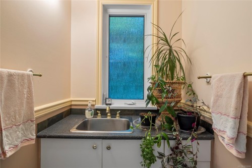 566 Crescent Rd West, Qualicum Beach, BC 