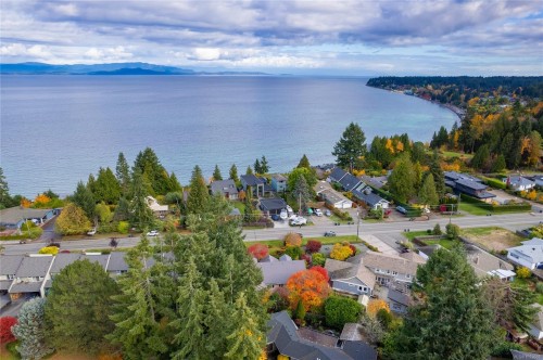 566 Crescent Rd West, Qualicum Beach, BC 