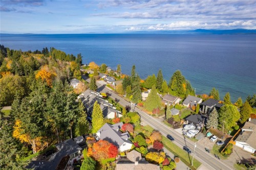 566 Crescent Rd West, Qualicum Beach, BC 
