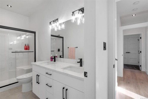 4356 Bains Mill Rd, Duncan, BC - Indoor Photo Showing Bathroom