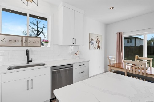 4356 Bains Mill Rd, Duncan, BC - Indoor Photo Showing Kitchen