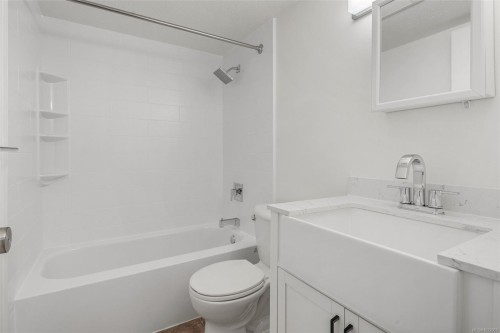 303-2095 Oak Bay Ave, Oak Bay, BC - Indoor Photo Showing Bathroom