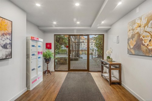 303-2095 Oak Bay Ave, Oak Bay, BC - Indoor Photo Showing Other Room