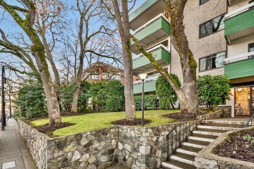 303-2095 Oak Bay Ave, Oak Bay, BC - Outdoor