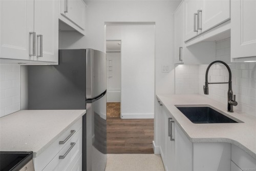 303-2095 Oak Bay Ave, Oak Bay, BC - Indoor Photo Showing Kitchen