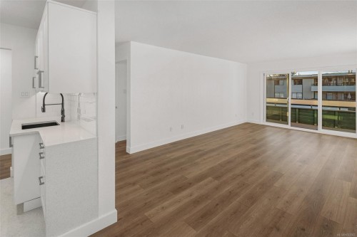 303-2095 Oak Bay Ave, Oak Bay, BC - Indoor Photo Showing Other Room