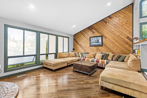 4662&4658 Birch Lane, Barriere, BC - Indoor Photo Showing Living Room