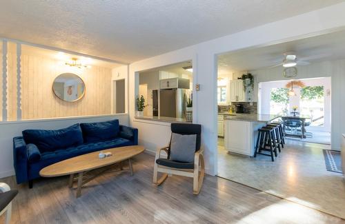 4179 Ashe Crescent, Scotch Creek, BC - Indoor Photo Showing Living Room
