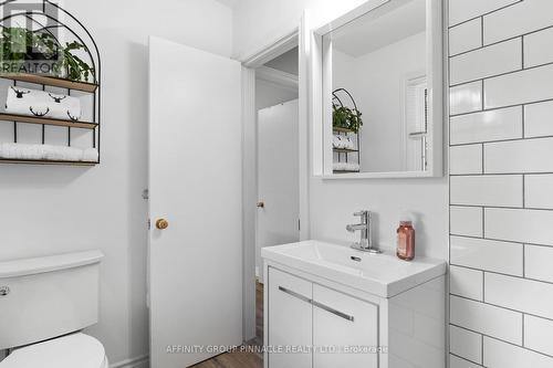 17 Richard Avenue, Kawartha Lakes (Lindsay), ON - Indoor Photo Showing Bathroom