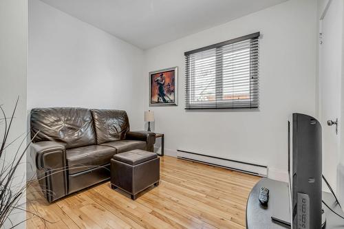 Salon - 3379  - 3381 Rue St-Victorien, Québec (Beauport), QC - Indoor