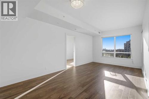 611, 46 9 Street Ne, Calgary, AB - Indoor Photo Showing Other Room