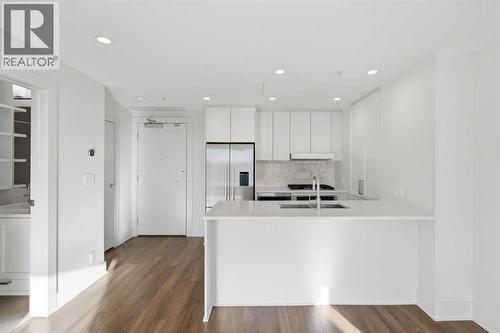 611, 46 9 Street Ne, Calgary, AB - Indoor Photo Showing Kitchen With Upgraded Kitchen