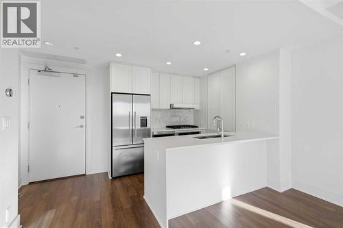 611, 46 9 Street Ne, Calgary, AB - Indoor Photo Showing Kitchen With Double Sink With Upgraded Kitchen