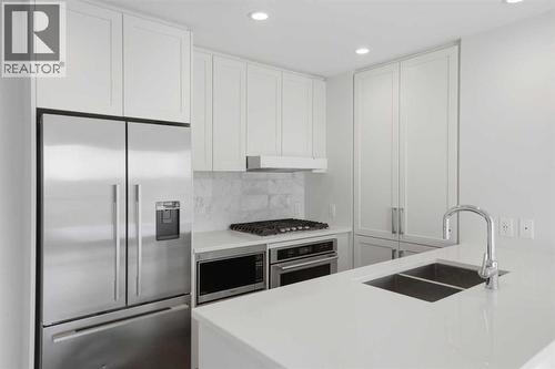 611, 46 9 Street Ne, Calgary, AB - Indoor Photo Showing Kitchen With Double Sink With Upgraded Kitchen