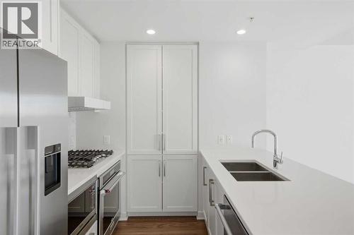 611, 46 9 Street Ne, Calgary, AB - Indoor Photo Showing Kitchen With Double Sink With Upgraded Kitchen