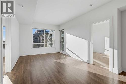 611, 46 9 Street Ne, Calgary, AB - Indoor Photo Showing Living Room
