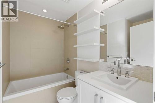 611, 46 9 Street Ne, Calgary, AB - Indoor Photo Showing Bathroom