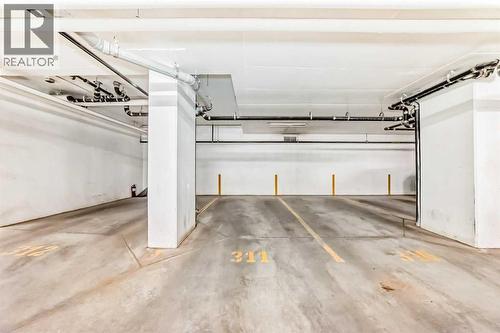 611, 46 9 Street Ne, Calgary, AB - Indoor Photo Showing Garage