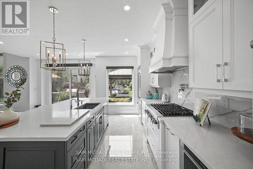 956 Sombrero Way, Mississauga, ON - Indoor Photo Showing Kitchen With Upgraded Kitchen