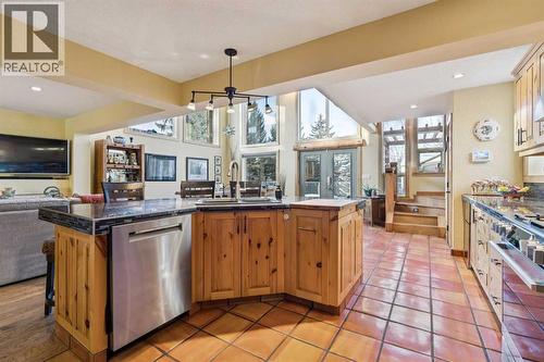 5031 Viceroy Drive Nw, Calgary, AB - Indoor Photo Showing Kitchen