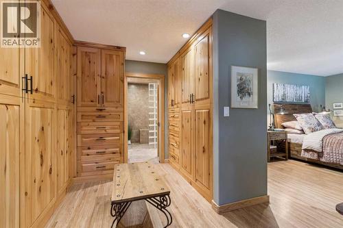 5031 Viceroy Drive Nw, Calgary, AB - Indoor Photo Showing Bedroom