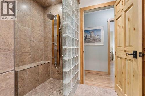 5031 Viceroy Drive Nw, Calgary, AB - Indoor Photo Showing Bathroom