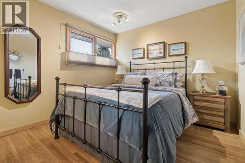 5031 Viceroy Drive Nw, Calgary, AB - Indoor Photo Showing Bedroom