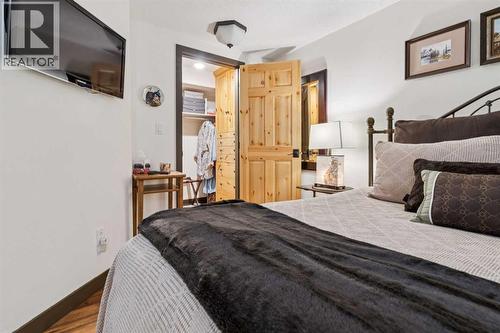 5031 Viceroy Drive Nw, Calgary, AB - Indoor Photo Showing Bedroom