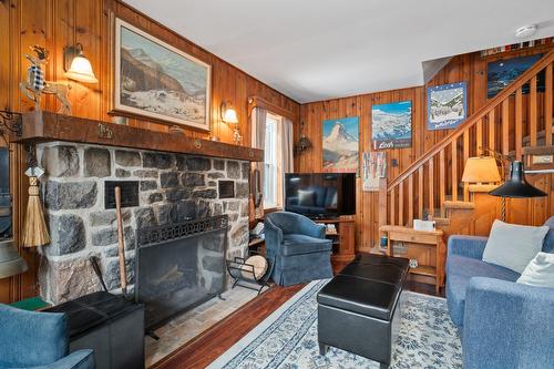 Salon - 233 Rue D'Aspen, Sainte-Adèle, QC 