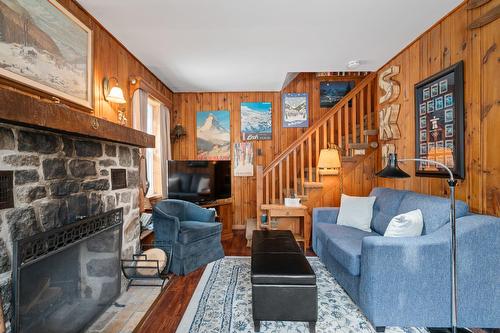 Salon - 233 Rue D'Aspen, Sainte-Adèle, QC 